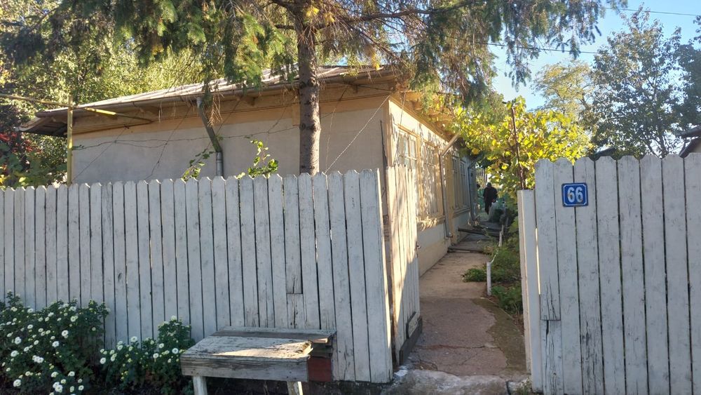 Casa bătrânesca cu teren Ianca