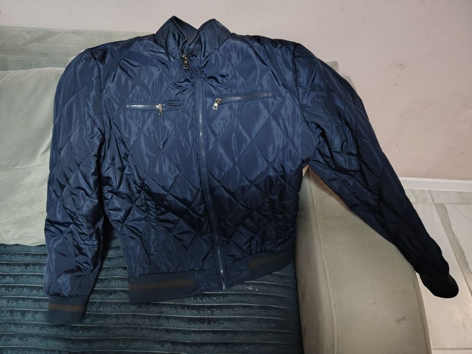 Яке в много добро състояние – ръст 176–177 Размера отговаря на М
Описа