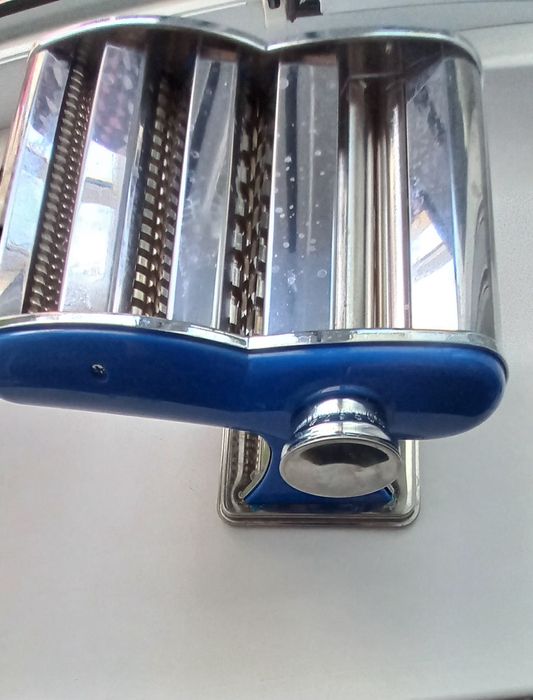 Для раскатки теста и резки лапши