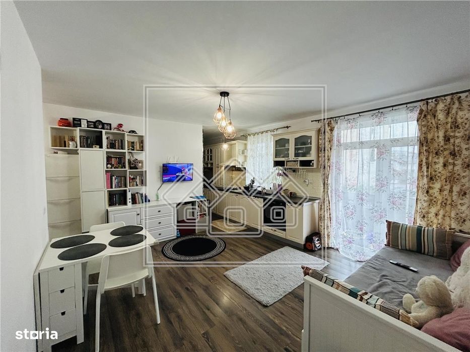 Ap 3 camere, balcon, mobilat modern, etaj 1, loc de parcare — fotografia 1