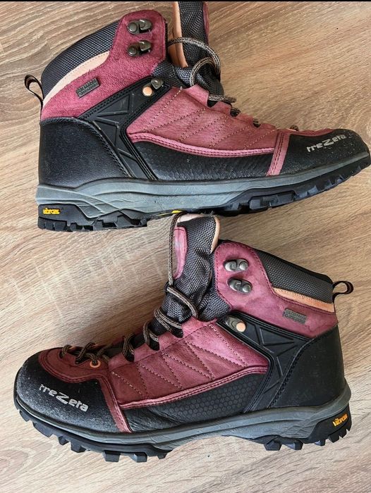 Туристически обувки с Vibram