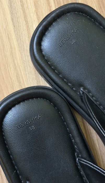 Шлепки вьетнамки кожа р.38 бренд BERSHKA