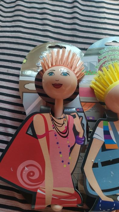 Коледни подаръци и четки за почистване на съдове