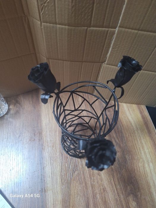 Ръчно Направена Декоративна Ваза с Рози