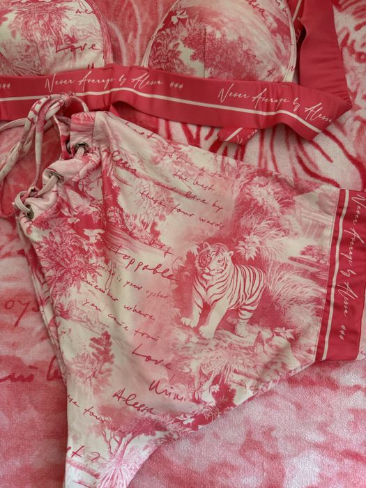 Бански костюм Alessa +Кърпа / Karl Lagerfeld плажно облекло