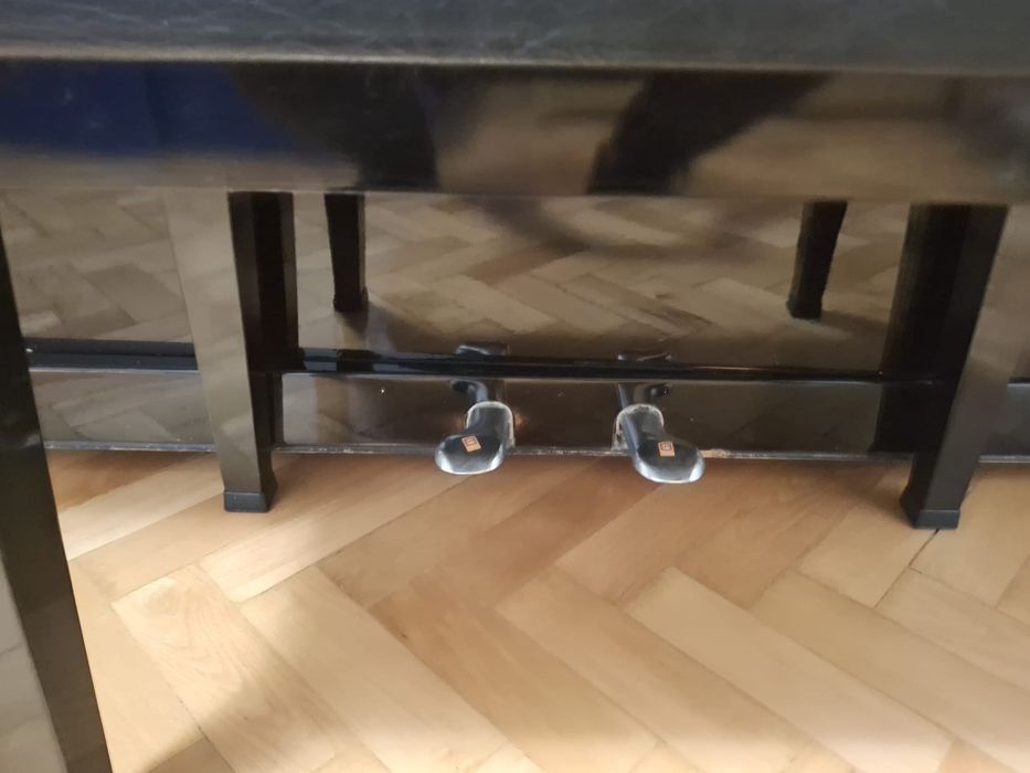 Vând pianină , scaun