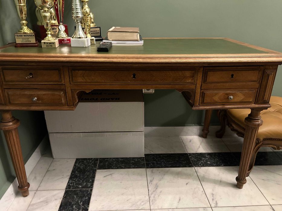 Дървено бюро с кожен плот в зелено /кафяво