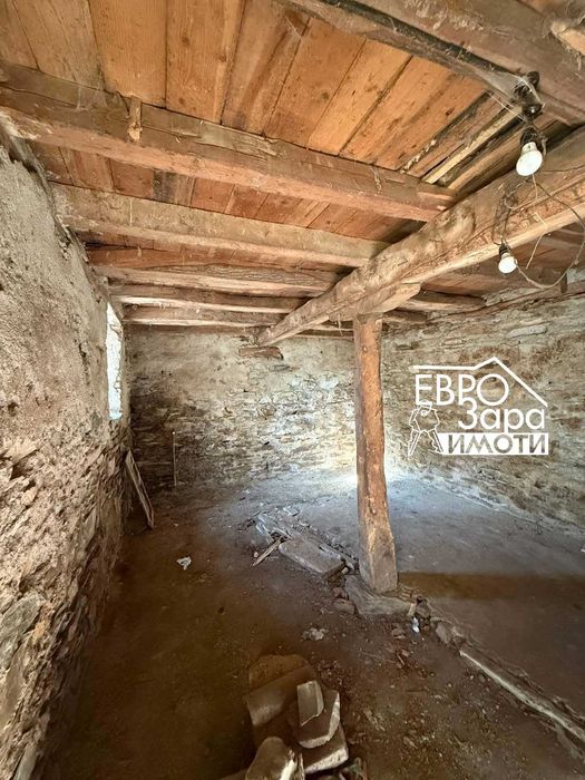 Двуетажна масивна къща за продажба в Центъра на село Колена