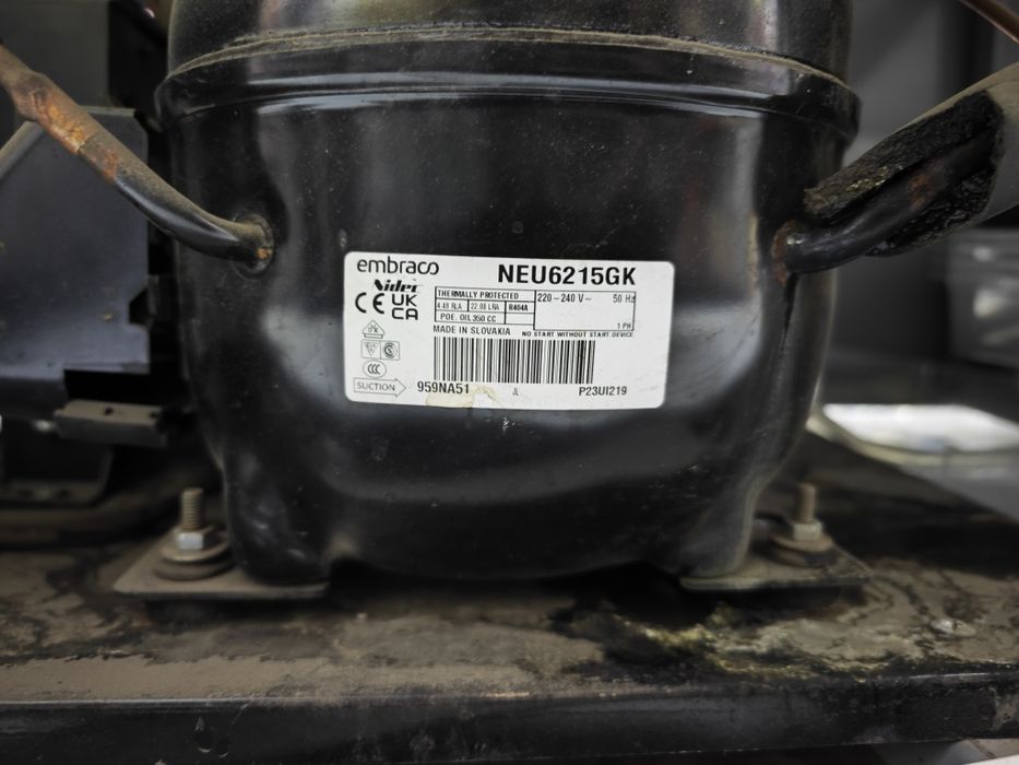 Vitrina xolodilnik sotiladi