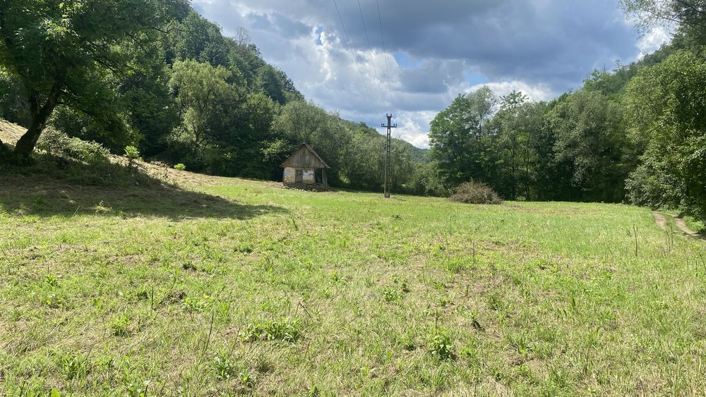 Vând teren intavilan cu construcție si extravilan.