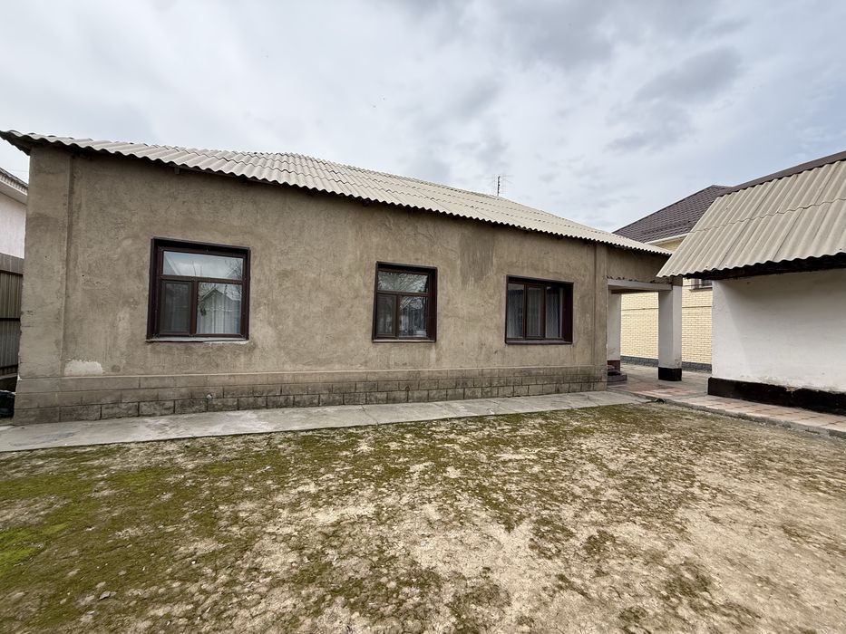 үй сатылады. Дом продается.