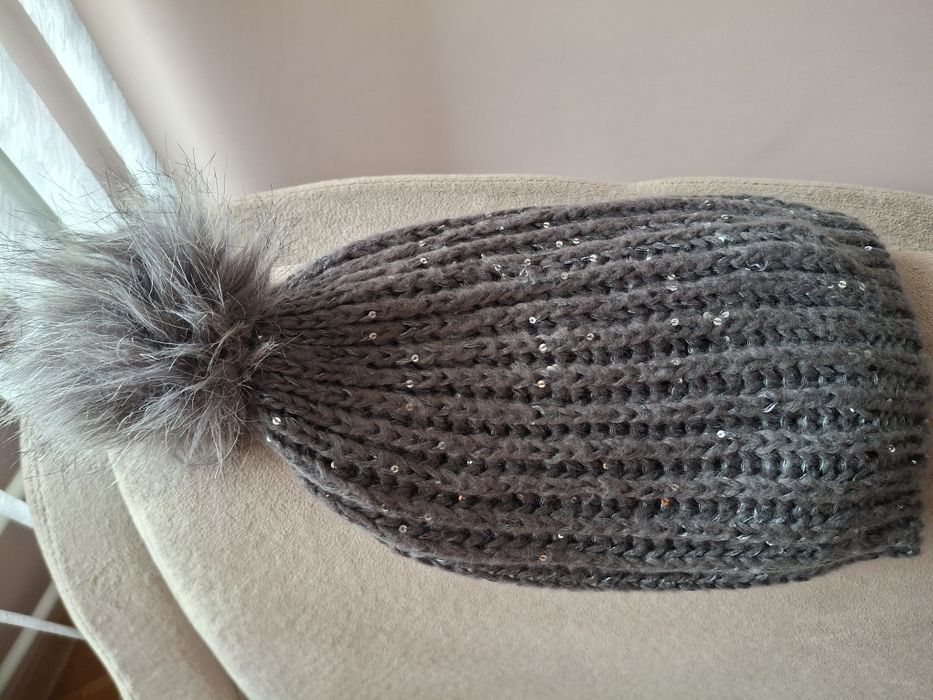 Дамски шапки в различни цветове