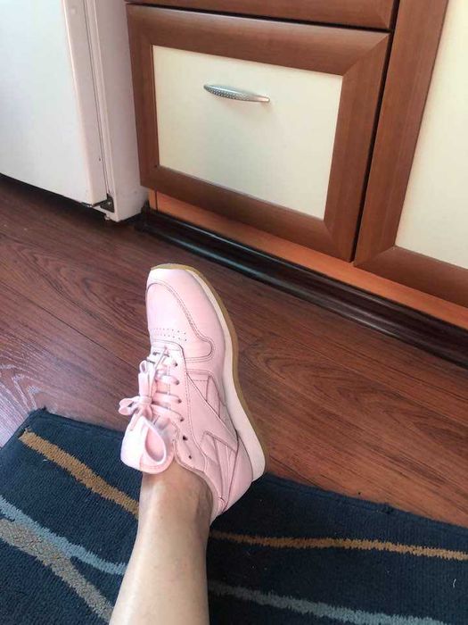 бледо розови кожени маратонки Reebok