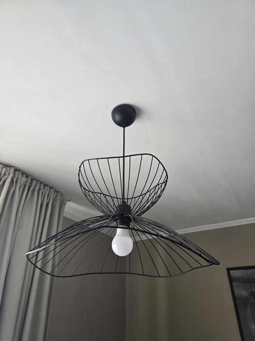 Lustra neagra metalica model deosebit