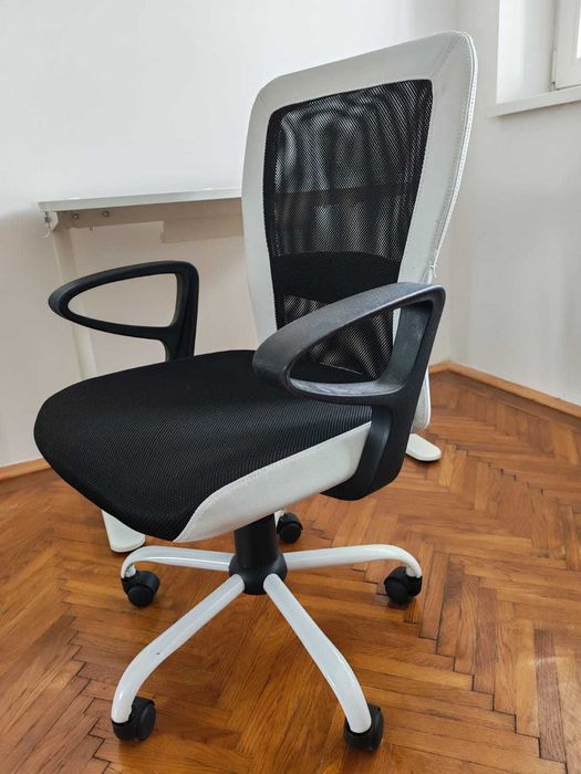 Birou IKEA si scaun de birou XXXLutz