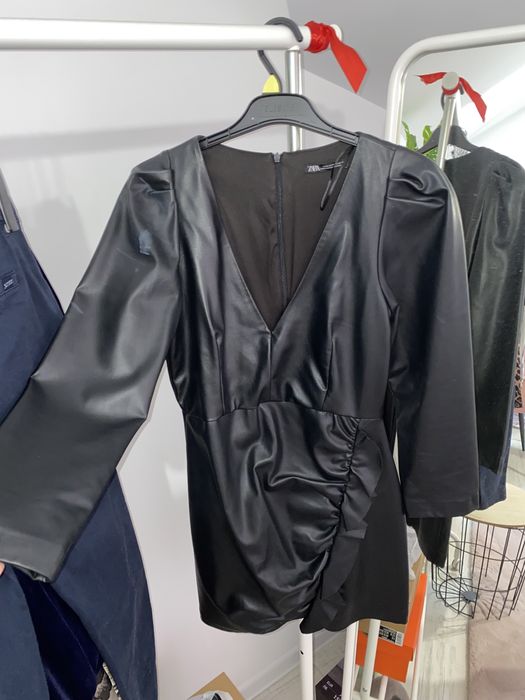 Vand rochii de ocazie