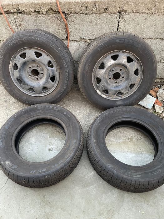 Продавам гуми за джип