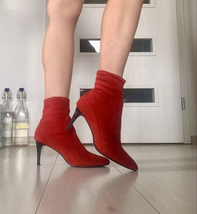 Червени Велурени Боти на Ток, Номер 40