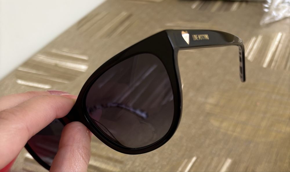 Слънчеви очила Moschino + калъф