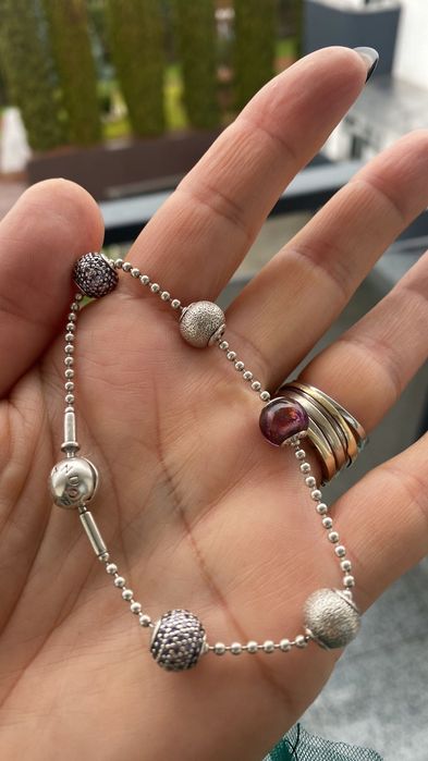 Brățara pandora cu 5charmu-ri purtată foarte puțin! Mărimea 19.
