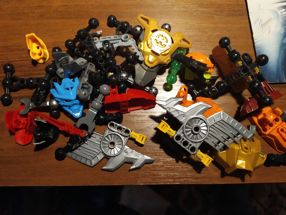 Продам запчасти от Лего Бионикл.