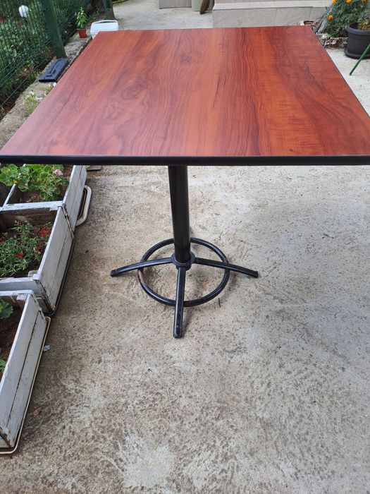 Продавам маса с метална конструкция