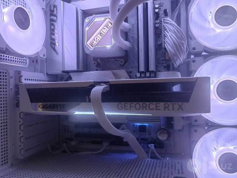 Видеокарта Gigabyte RTX 5070 Eagle OC Ice SFF 12 ГБ, белая