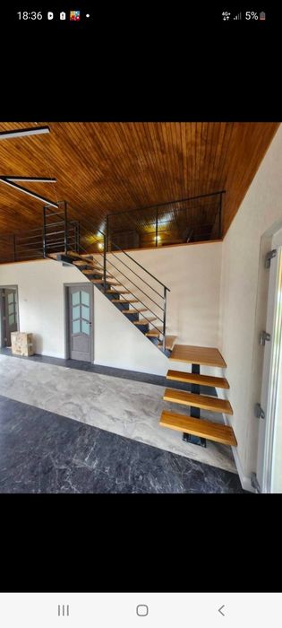 Scări exterioare din metal galvanizat și scări interioare cu trepte de