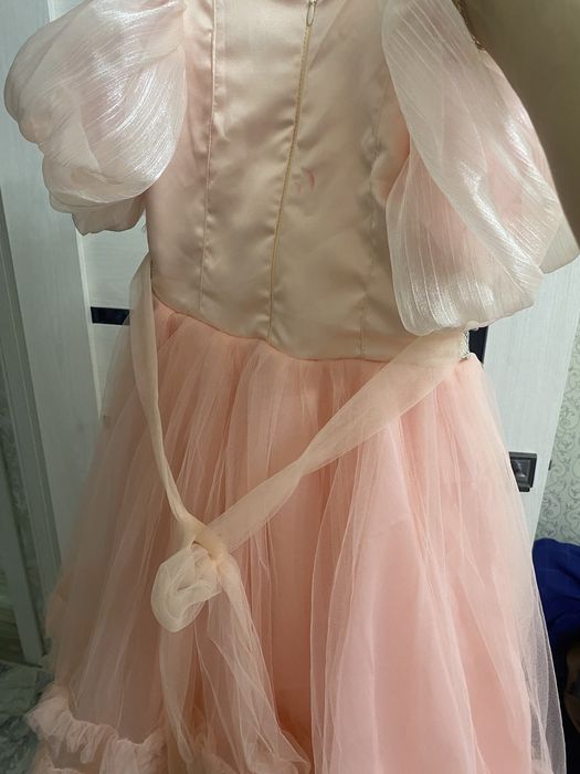 Продается красивое платье на 7-8 лет