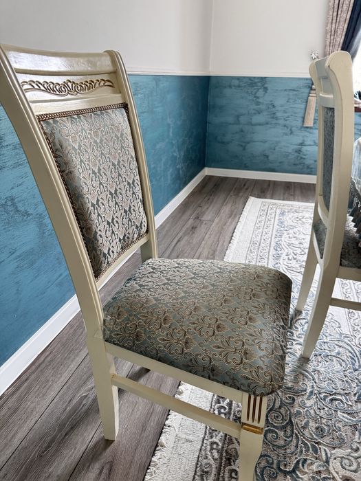 Стол со стульями