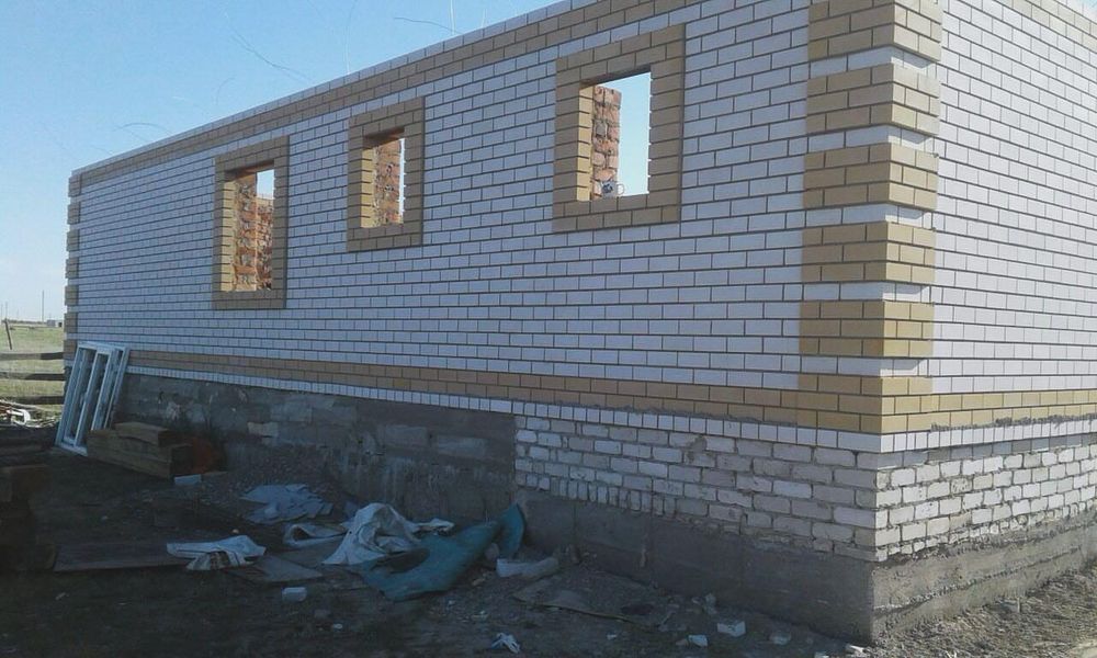 Каменщик кладка кирпича