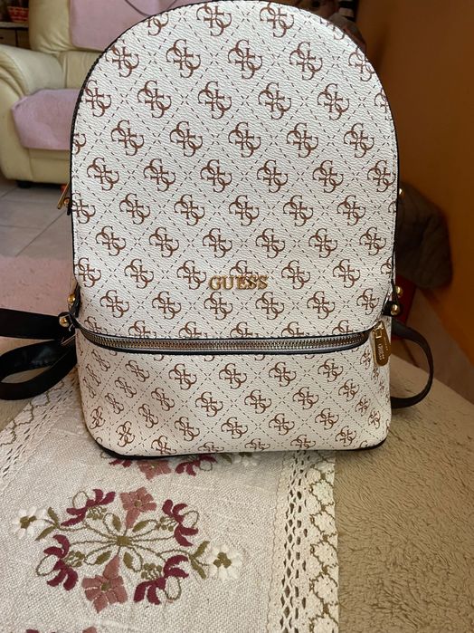 Раничка на марката Guess