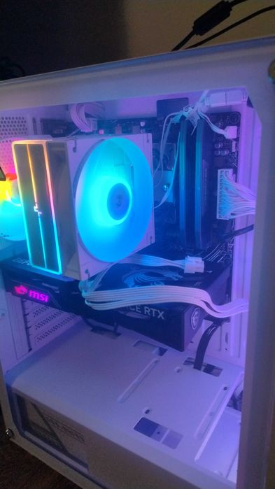 Vând PC gaming de o performanță înaltă în toate jocurile din 2026.