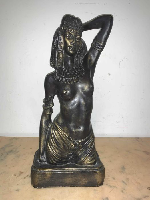 Statuie cu tenta egipteana