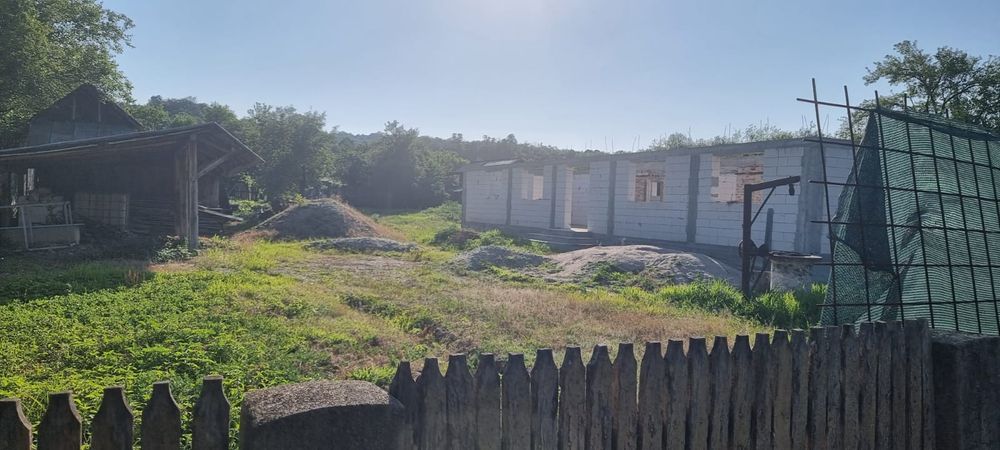 Vând casa și teren