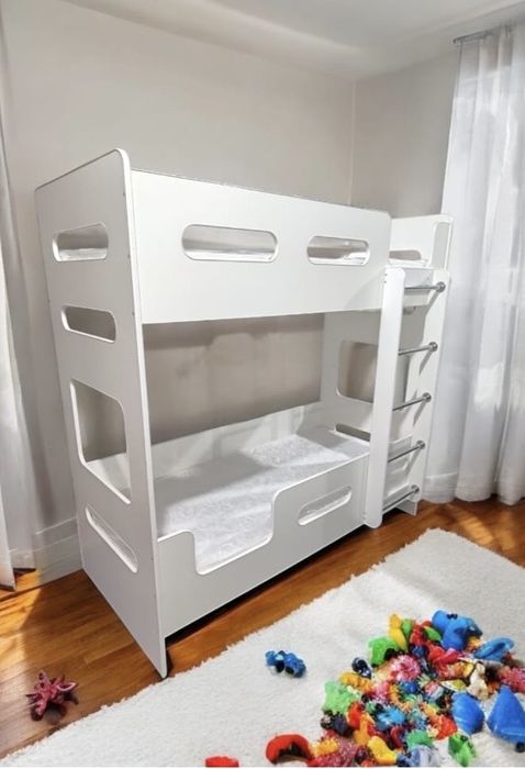 Продам 2-х ярусную кровать новую