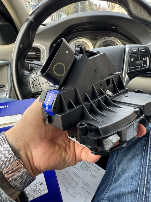 Брава за предна лява врата (шофьорска) за Volvo s60 2012 година