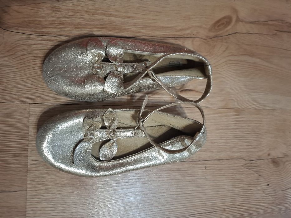 Туфли для девочки золотистого цвета.