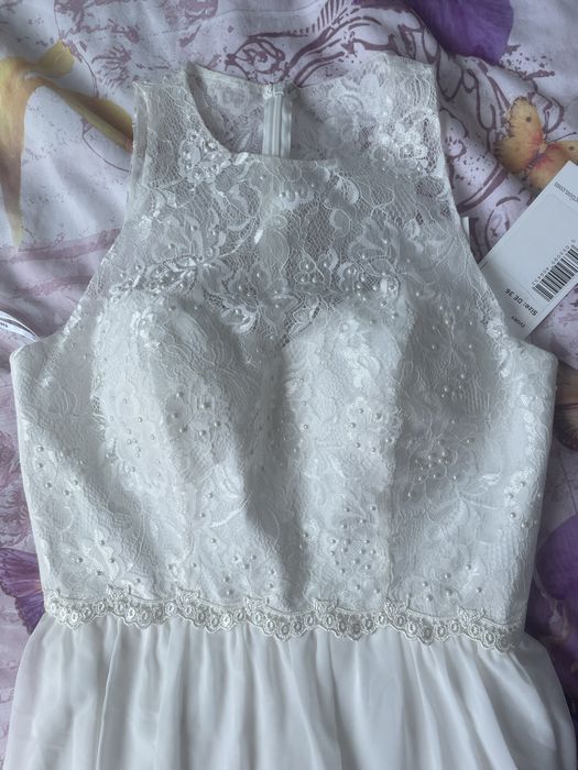 Красива бяла рокля