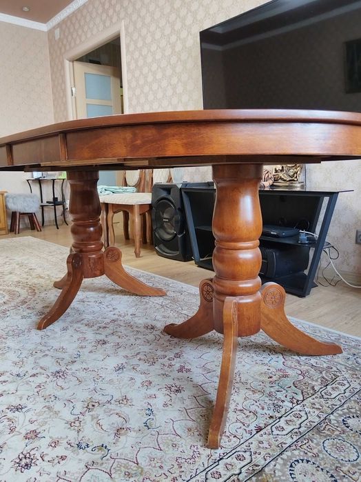 Продам Стол в гостиную