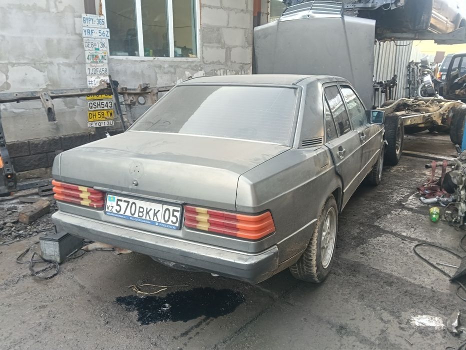 Мерседес. 190.2л бензин
