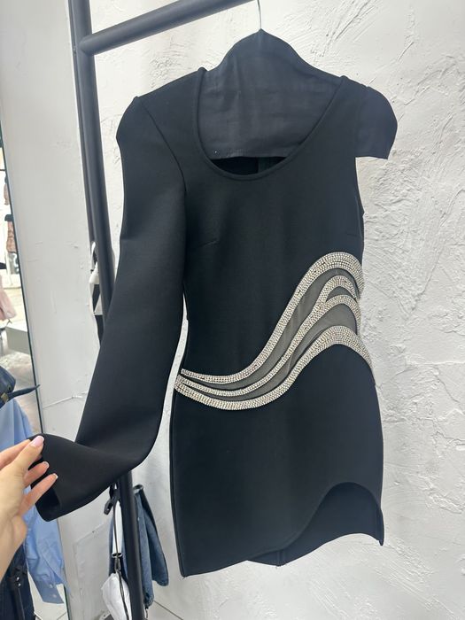 Черна рокля с камъни