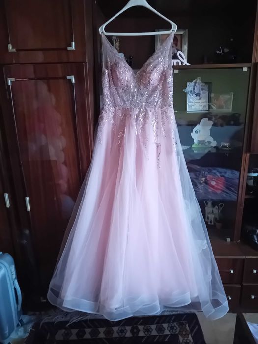 Бална рокля+чанта;гърбът е с корсет,може да се регулира