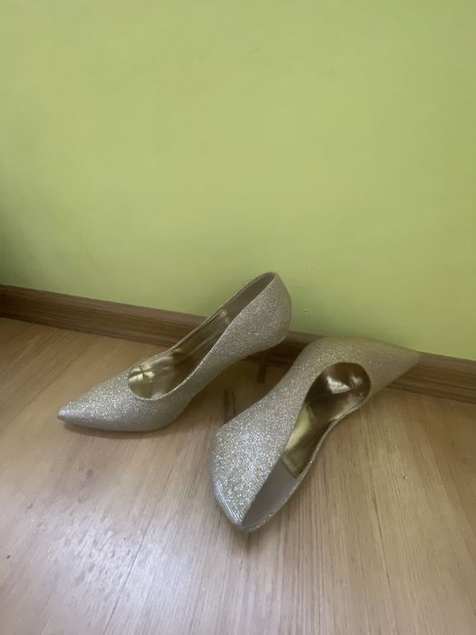 Златисти официални обувки