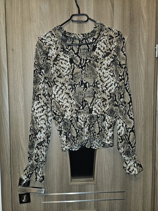 Bluza dama Guess din voal,masura xs/s , impecabila