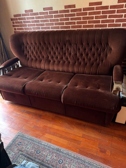 Тъмнокафяв разтегателен диван подарявам
