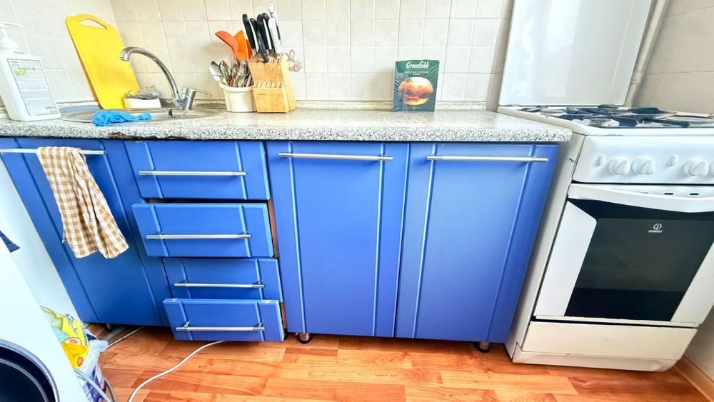 Куханный гарнитур полностью с газ плитой