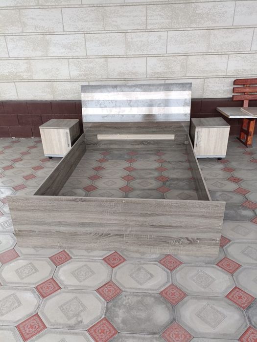 Кровать двухспальный с матрассом