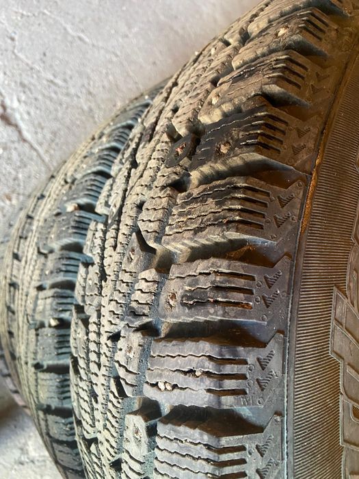 Продам покрышки зима 215/65/R16