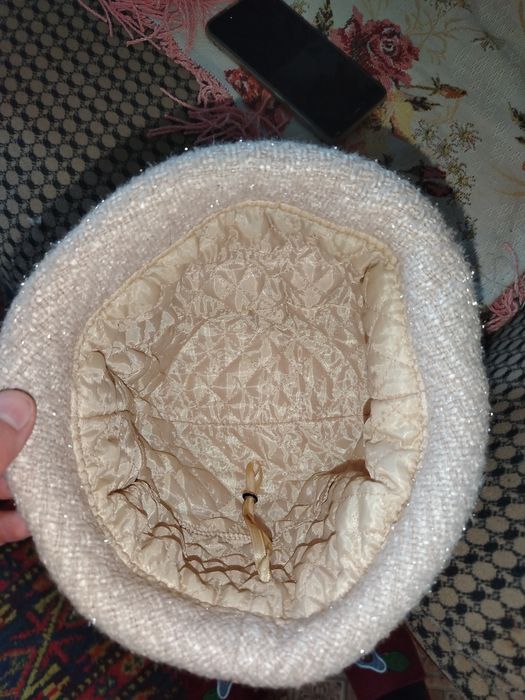 Женскую шапку форму держит